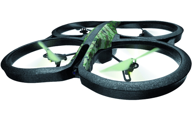 Die AR Drone 2.0 von Parrot wird per WLAN mit dem Smartphone oder Tablet gesteuert. Die Flugdrohne bietet eine HD-Kamera sowie ein stabiles Gehäuse, das auch den einen oder anderen Absturz überstehen soll. 
