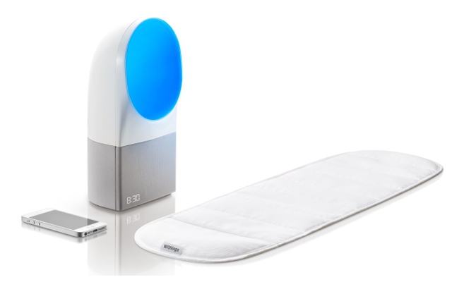 Withings Aura - Diese Licht- und Klangsystem überwacht Ihren Schlafrhythmus und soll für das perfekte Schlafklima sorgen. Das System besteht aus einem Matratzen-Sensor und einem damit vernetzten Gerät mit Lampe, Lautsprecher und Wecker.