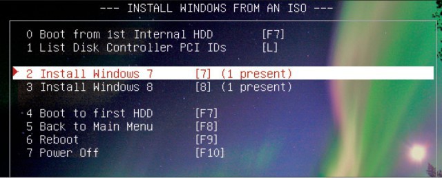 ISO-Stick in Aktion: Der ISO-Stick startet nicht nur unterschiedliche Live-Systeme. Er installiert wahlweise auch Windows-Systeme aus einer ISO-Datei – hier Windows 7 und 8.