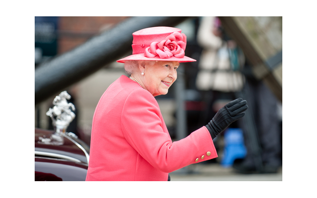 Wussten Sie schon, dass Queen Elizabeth II. Gerüchten zufolge jeden Morgen zusammen mit ihrem Frühstück eine gebügelte Zeitung vorgelegt bekommt?