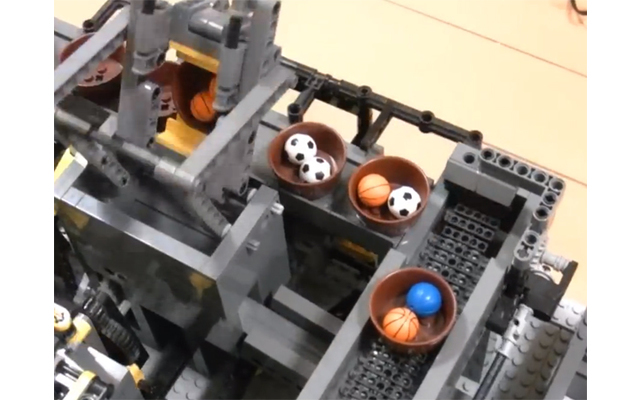Platz 5 - LEGO Great Ball Contraption (GBC) Layout 2012.9: Kein Stop-Motion, aber Lego-Enthusiasmus in Reinkultur zeigt der Clip zur Lego-Kugelbahn von Akiyuki. Das Ungetüm erstreckt sich über 1,4 x 6,5 Meter und wurde in 600 Stunden mühevoller Handarbeit