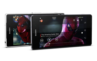 Konkurrent in der Königsklasse - Das neue Sony Xperia Z2 stellt sich den ebenfalls erst kürzlich vorgestellten Android-Flaggschiffen Samsung Galaxy S5 und HTC One (M8). Im Vergleich zum Vorgänger Xperia Z1 fallen die Neuerungen allerdings marginal aus, di