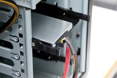 SSD einbauen: Die auf dem Einbaurahmen montierte SSD lässt sich nun in den Laufwerkschacht einschieben (Bild 4).