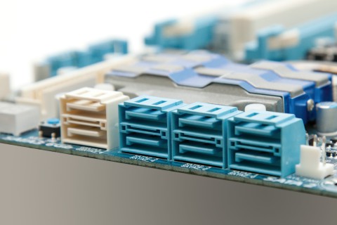 SATA-Anschlüsse: SSDs werden per SATA mit dem Mainboard verbunden. In diesem Beispiel sind die schnellen SATA-III-Anschlüsse weiß (Bild 2).