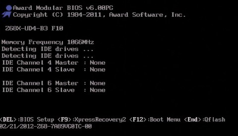 Boot-Menü aufrufen: Bei vielen PCs wird kurz nach dem Start die Taste angezeigt, mit der sich das Boot-Menü öffnen lässt — hier zum Beispiel [F12].