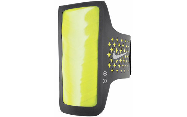 Sportlicher Begleiter - Das Diamond Armband von Nike soll einen ­sicheren Sitz des iPhone 5, 5c und 5s bei allen sportlichen Aktivitäten garantieren – die Tasche ist laut Hersteller sogar wasserdicht. Das aus Nylon, Polyester und Leder gefertigte Armband 