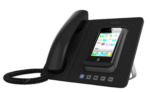 Quasseln mit Strippe - Wer auch als iPhone-Nutzer nicht auf das klassische Telefon-Feeling verzichten will, erhält mit der AltiGen iFusion SmartStation­ für ein Dock mit einem klassischen Hörer und Vollduplex-Lautsprecher für Konferenzen. Über den USB-Ans