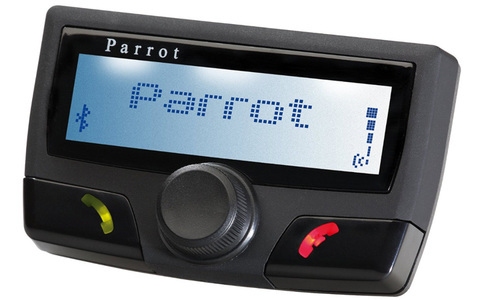 Freie Fahrt - Dezent am Armaturenbrett wird die Bluetooth-Freisprecheinrichtung ­CK3100 LCD von Parrot befestigt. Sie kann auch per Sprachbefehl gesteuert werden und synchronisiert sich mit dem Telefonbuch des Smartphones. Das System überträgt Anrufe an d