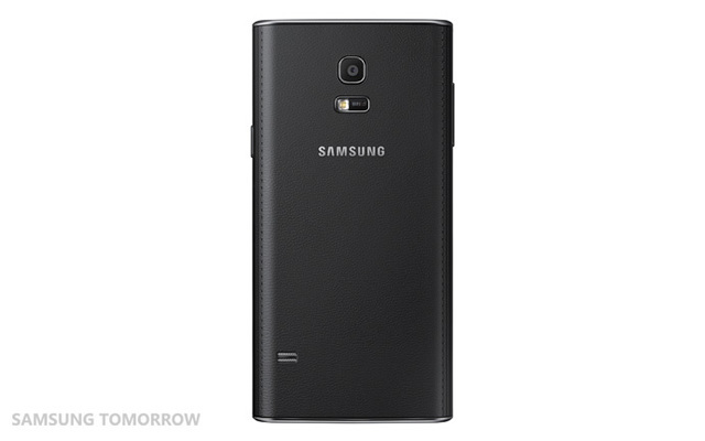 Für Samsung-Jünger - Rein optisch passt sich das Samsung Z der aktuellen Formensprache der Koreaner an und wirkt wie eine Mischung aus Galaxy S5 und Galaxy Note 3. Der Gehäuserücken kommt in Leder-Optik und erinnert damit an die aktuelle Note-Reihe.