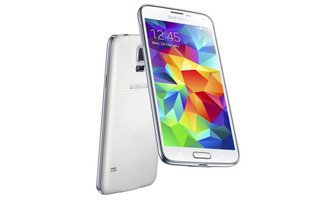 Samsung Galaxy S5 - Das Samsung Galaxy S5 ist die optisch unauffällige Weiterentwicklung des Galaxy S4. Im Vergleich zum Vorgängermodell ist das Full-HD-Display leicht gewachsen, der Qualcomm-Prozessor taktet nun auf rasante 2,5 Ghz. 