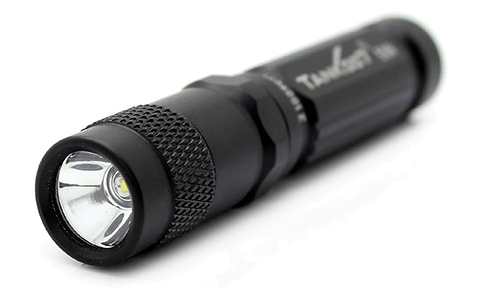Mit der Tank007 E09 hat Fasttech.com eine überaus kompakte LED-Taschenlampe für AAA-Batterien im Angebot. Die 12,7 Gramm leichte Lampe mit Cree XP-E R3 LED-Chip bietet drei Betriebsmodi mit einem Lichtstrom von 120, 60 oder 10 Lumen.
