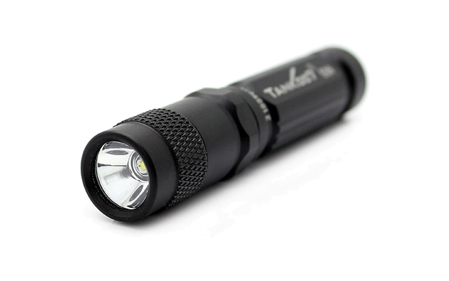Mit der Tank007 E09 hat Fasttech.com eine überaus kompakte LED-Taschenlampe für AAA-Batterien im Angebot. Die 12,7 Gramm leichte Lampe mit Cree XP-E R3 LED-Chip bietet drei Betriebsmodi mit einem Lichtstrom von 120, 60 oder 10 Lumen.
