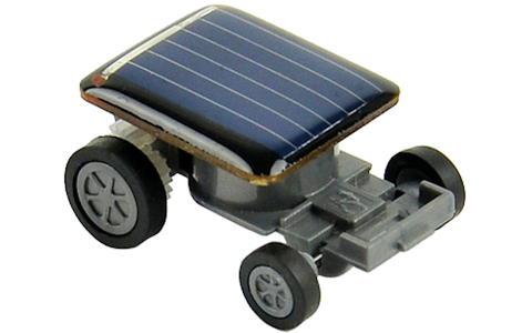 Dieser kleine Solar-Flitzer mit Abmessungen von 3 x 2,5 x 1,5 cmhat die mit Abstand besten Abgaswerte. Das kleine Solar-Auto rast los, sobald die Sonne scheint.