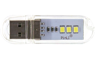 Dieser USB-Stick speichert keine Daten, sondern dient als Notfall-Licht. Die drei gelben LED-Chips liefern 50 Lumen und lassen sich beispielsweise am USB-Port eines Notebooks oder an externen Akkus mkt USB-Anschluss betreiben.