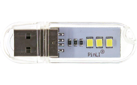 Dieser USB-Stick speichert keine Daten, sondern dient als Notfall-Licht. Die drei gelben LED-Chips liefern 50 Lumen und lassen sich beispielsweise am USB-Port eines Notebooks oder an externen Akkus mkt USB-Anschluss betreiben.