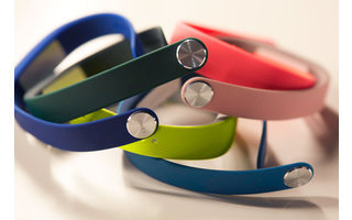 Farbenfroh: Das Smartband will auch als modisches Accessoire überzeugen - daher bietet Sony für die Rechnereinheit Armbänder in vielen unterschiedlichen Farben an. Allerdings macht der verschluss keinen guten Eindruck.