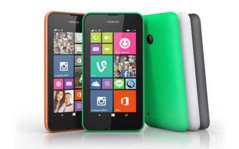 Bunt gemischt: Das neue Nokia Lumia 530 kommt in den Farben Orange, Grün und Weiß. Zu jeder Variante gibt es zudem ein Wechsel-Cover in der Farbe „Dark Grey“. Neben der herkömmlichen Version ist auch ein Modell mit Dual-SIM-Funktion geplant.
