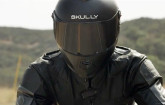 Schulterblick ist passé. Der Motorradhelm Skully AR-1 mit Ironman-ähnlichen J.a.r.v.i.s-Funktionen blendet den rückwärtigen Verkehr direkt ins Helm-Display ein sowie GPS- und Anruf-Informationen. 