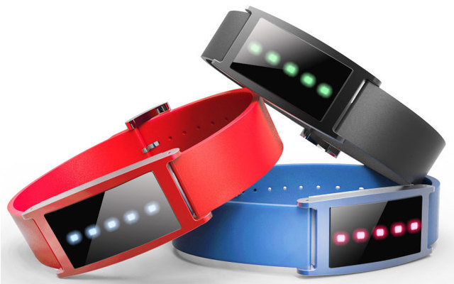 Medion Life Fitness Armband - Auf der IFA 2014 zeigte Medion ein Vorserienmodell seines Smart Wearable, das für unter 100 Euro auf den Markt kommen soll. Der smarte Activity-Tracker zählt Schritte und zeichnet Schlafphasen auf.