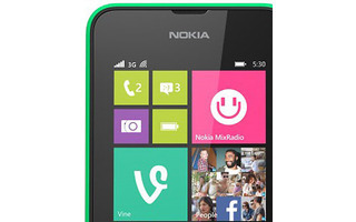 Display und Kamera: Der Bildschirm des Nokia Lumia 530 ist 4 Zoll groß und hat eine Auflösung von 480 x 854 Bildpunkten. Die Kamera an der Rückseite des Smartphones erreicht einen Auflösung von 5 Megapixel, eine Frontkamera gibt es nicht.