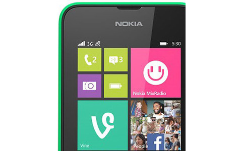 Display und Kamera: Der Bildschirm des Nokia Lumia 530 ist 4 Zoll groß und hat eine Auflösung von 480 x 854 Bildpunkten. Die Kamera an der Rückseite des Smartphones erreicht einen Auflösung von 5 Megapixel, eine Frontkamera gibt es nicht.