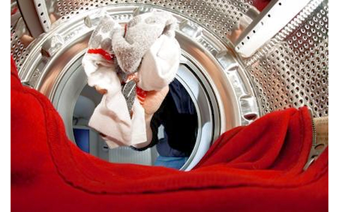 Platz 3: Das Smartphone wird in der Waschmaschine mitgewaschen (Foto: Sandor Jackal - Fotolia.com).