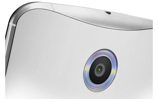 Die Kamera auf der Rückseite des Google Nexus 6 löst mit 13 Megapixel auf und verfügt über eine optische Bildstabilisierung sowie über einen doppelten LED-Ringblitz. 4K-Videos nimmt das neue Nexus mit 30 Bilder pro Sekunde auf.