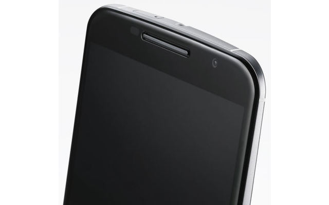 Das 5,96 Zoll große AMOLED-Display im 16:9-Format schafft eine QHD-Auflösung mit 2.560 x 1.440 Bildpunkten. Der per Gorilla Glass 3 geschützte Bildschirm des Google Nexus 6 erreicht damit eine Pixeldichte von 493 ppi.