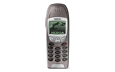 Mit dem 6210 landete Nokia im Jahr 2000 einen Volltreffer. Dank der kompletten Ausstattung und des gefälligen Designs fand das Gerät reißenden Absatz. Wie auch das 5110 gilt es als typischer Nokia-Klassiker.