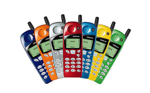 Das Nokia 5110 gilt als Nokia-Klassiker schlechthin. Dank des damals sehr günstigen Preises und der austauschbaren Oberschalen avancierte das Einsteiger-Gerät zum Bestseller.