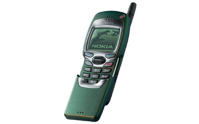 Das Nokia 7110 - das weltweit erste Handy mit einem WAP-Browser - erlebte seine Premiere im Jahr 1999. Es bot für ein großes Display mit 96 x 65 Bildpunkten sowie ein vertikales Scrollrad, welches das damals noch sehr rudimentäre Surfen im mobilen Interne