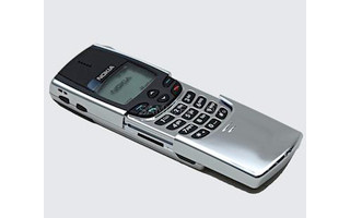 Nokia 8810: Für Menschen mit Tendenz zur Selbstdarstellung muss das Nokia 8810 wie eine Offenbarung gewesen sein. Das Luxus-Handy sah tatsächlich umwerfend aus, hatte aber dank der integrierten Antenne mit Empfangsproblemen zu kämpfen