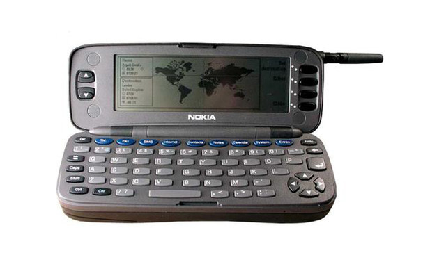 Nokia 9000 Communicator ist nicht weniger als der Urahn aller Smartphones: Als er im Jahr 1996 erschien, konnte er bereits E-Mails und Faxe versenden und mit einem HTML-fähigen Browser auf Webseiten zuzugreifen.