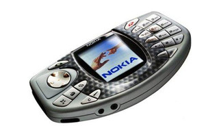 Nokia N-Gage: Eine mobile Spielekonsole mit Handy-Funktion? Mit diesem Konzept sorgte Nokia im Jahr 2003 für Furore. Trotz der innovativen Ansätze blieb der Erfolg aus - das Projekt wurde eingestellt.