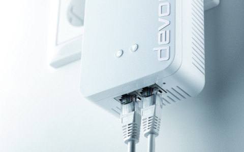 Devolo hat ein neues Topmodell seiner Powerline-Serie vorgestellt. Der dLAN 1200+ WiFi ac Power-LAN-Adapter vereint zwei Vernetzungstechnologien in einem Gerät.