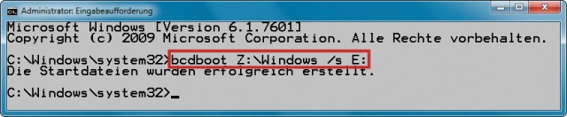 Boot-Manager installieren: Der Befehl bcdboot kopiert den Windows-Boot-Manager von der virtuellen Festplatte „Z:“ auf den USB-Datenträger „E:“.