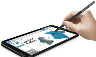 Stift inklusive: Das Alcatel One Touch Hero 2 lässt sich ebenso wie das Samsung Galaxy Note Edge auch per Stift bedienen.