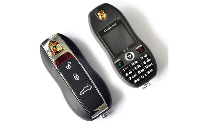 Wer in China auch heute noch Handys in Form von Porsche-Schlüsseln herstellt, ist nicht ganz klar. Doch auf den Märkten im Reich der Mitte gibt es diese Geräte für 30 bis 60 Euro zu kaufen.