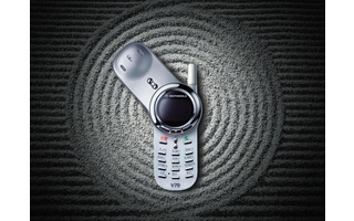 Motorola V70: Irgendwie erinnert Motorolas Fashion-Handy V70 aus dem Jahr 2002 beim Design an ein Schlüsselloch. Die rotierende Tastaturabdeckung und das Display mit weißer Schrift auf schwarzem Hintergrund waren ebenfalls ungewöhnliche Features.