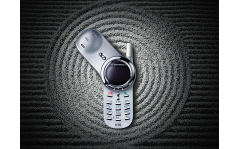 Motorola V70: Irgendwie erinnert Motorolas Fashion-Handy V70 aus dem Jahr 2002 beim Design an ein Schlüsselloch. Die rotierende Tastaturabdeckung und das Display mit weißer Schrift auf schwarzem Hintergrund waren ebenfalls ungewöhnliche Features.