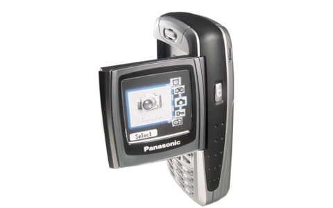 Panasonic X300: Wer sich fragt, warum Panasonic eines Tages den Handy-Verkauf in Europa aufgab, muss sich nur Handys wie das X300 aus dem Jahr 2004 ansehen: Mit seinem Klapp-Display sollte es tatsächlich einen Camcorder ersetzen.