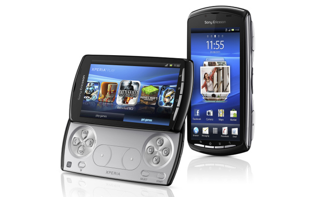 Sony Ericsson Xperia Play: Exotische Smartphones sind angesichts der allgemein üblichen Bauweise eher selten, aber Sony Ericsson schaffte im Jahr 2011 die Kreuzung von Spielekonsole und Telefon.