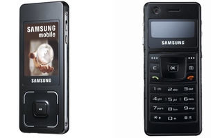 Samsung SGH-F300: Versuche, auch die Rückseite eines Handys zu nutzen, gab es immer wieder. Samsung brachte 2007 das SGH-F300, das vorne wie ein normales Handy mit Mini-Display auftrat und hinten einen großen Bildschirm  und MP3-Player hatte.
