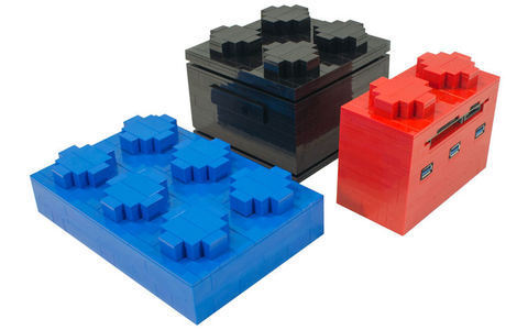 Modularer Lego-Computer: Ein blaues Lego-Steinchen für die Festplatte, ein schwarzes oder gelbes für das NUC-Motherboard und ein roter Baustein für USB-Hub und Kartenleser.