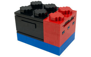 Total Geekdom PC: Die einzelnen Komponenten des modularen Lego-Computers lassen sich beliebig anordnen. Mal finden der Rechner und USB-Hub auf der Festplatte Platz ...