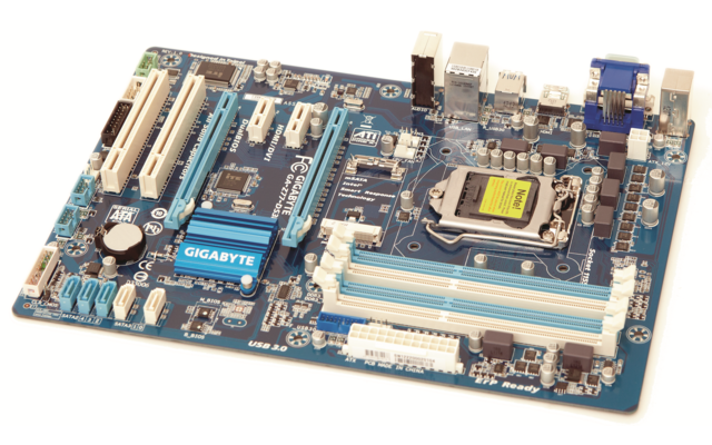 Mainboard: Wegen des Intel Core i3-3240 Prozessors kommt nur ein Mainboard mit dem Sockel 1155 in Frage, in unserem Fall das Mainboard GA-Z77-DS3H von Gigabyte.