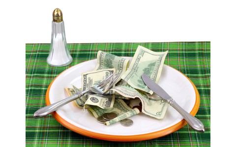 Geld auf dem Teller essen