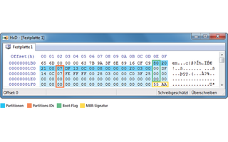 Partitionstabelle im Hex-Editor: Blau markiert sind die vier Partitionen. Die beiden Partitions-IDs (orange) mit dem Wert „07“ kennzeichnen die zwei NTFS-Partitionen. Die erste mit dem Boot-Flag „80“ (grün) ist die Boot-Partition. Die MBR-Signatur „55 AA“