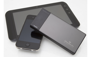 Der Kartenleser MobileLite Wireless von Kingston überträgt per WLAN die Daten von USB-Sticks sowie von SD-, SDHC- und SDXC-Speicherkarten auf Smartphones und Tablets.
