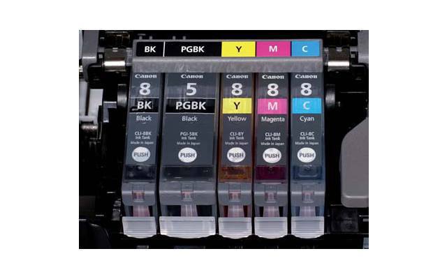Titenpatronen: In den meisten aktuellen Tintendruckern lässt sich jede Farbpatrone einzeln austauschen (siehe Foto). Es gibt auch Kombipatronen mit mehreren Farben und integriertem Druckkopf.
